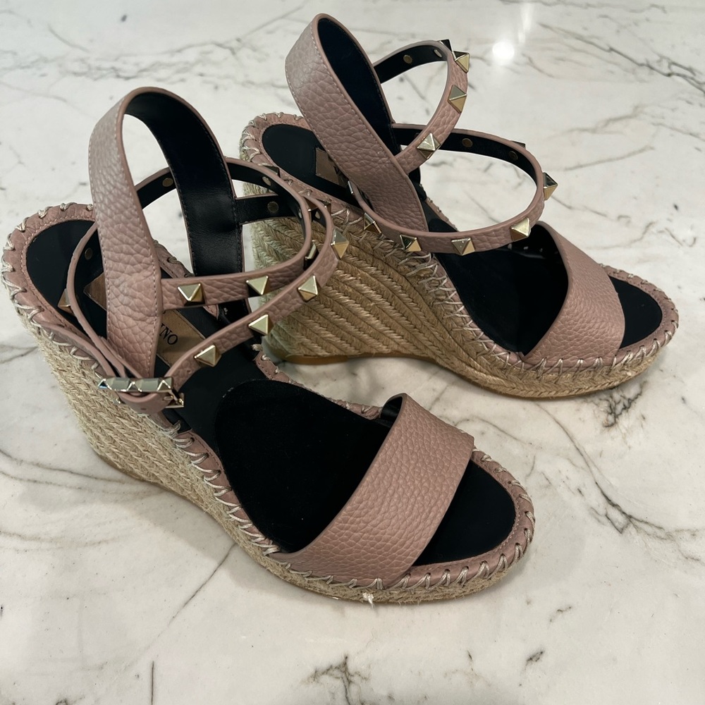 Valentino Garavani Rockstud Double Espadrille Wedge Sandal in Poudre - 37